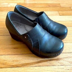 Sanita Clogs, size 37 in Carbon color